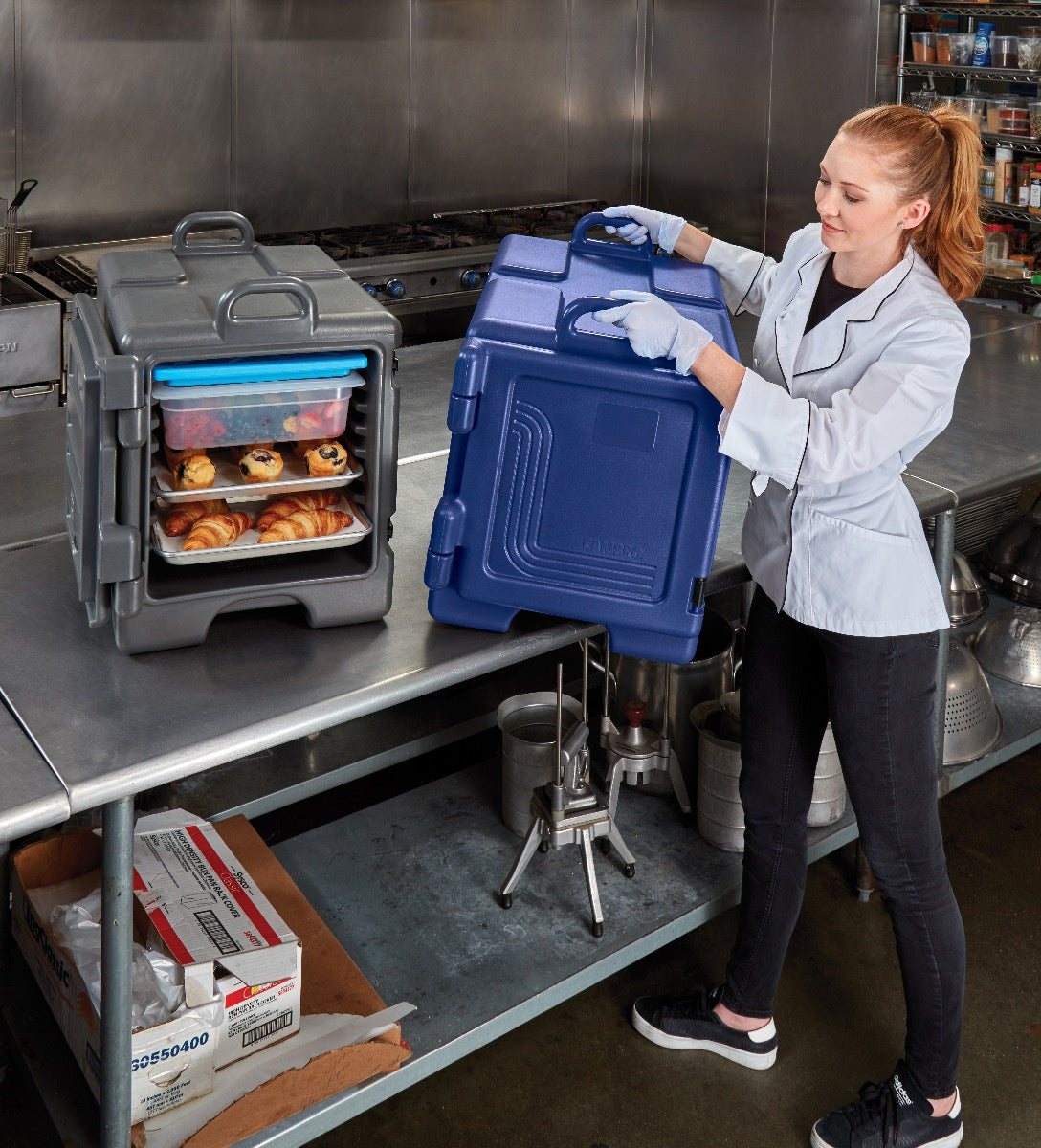 Cambro UPC300186 Ultra Pan Carrier Front Loading Insulated Food Pan Carrier 17" 36 qt. - Navy Blue - (4) Full Size 2-1/2" Deep Pan Capacity