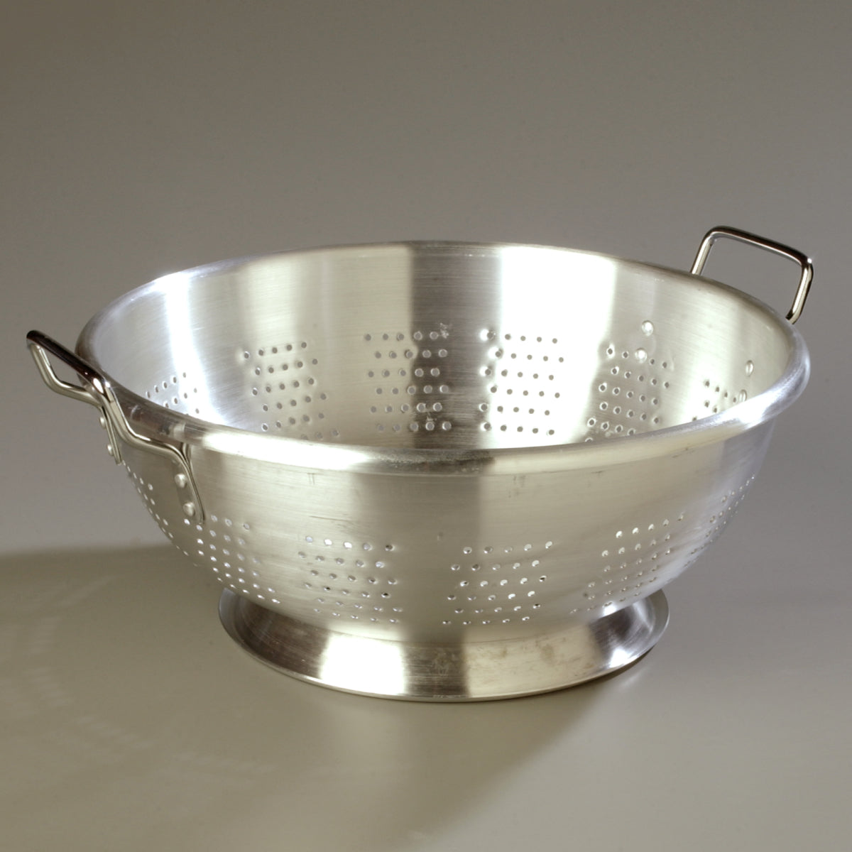 Carlisle 60280 Signature Select Dura-Ware Standard-Weight Aluminum Colander with Loop Handles and Footed Base 16 qt.