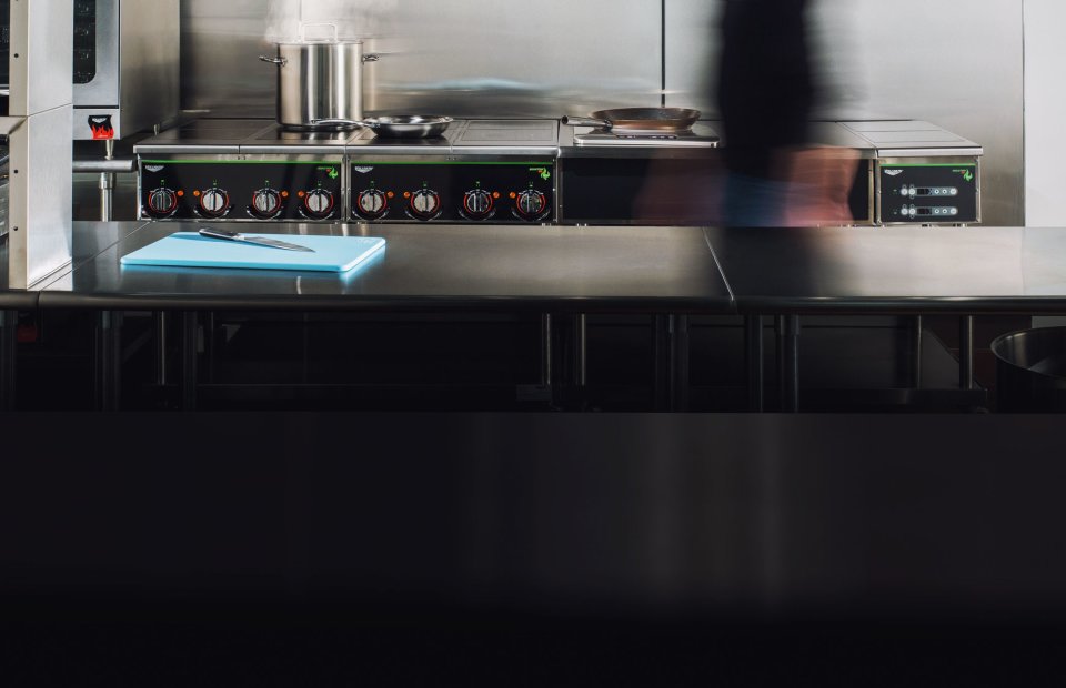 Vollrath 924HIMC Cayenne Countertop Induction Range / Cooktop with (4) Burners and Manual Controls - 208-240v