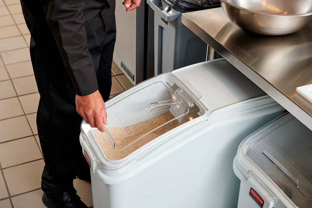 Rubbermaid FG360088WHT ProSave Mobile Slant Front Ingredient Bin with Sliding Hinged Lid & 32 oz Scoop - 400 cup/cap