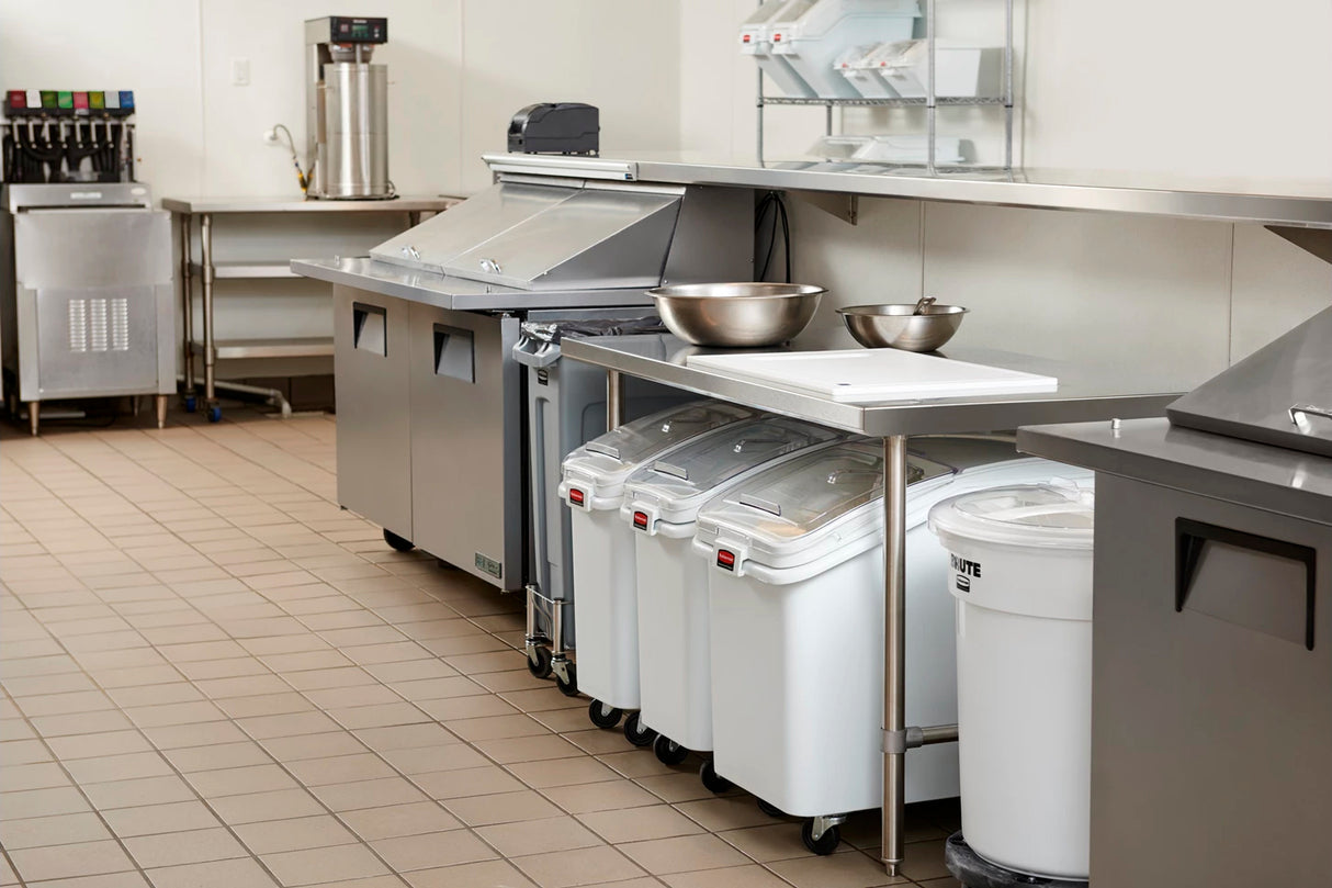 Rubbermaid FG360088WHT ProSave Mobile Slant Front Ingredient Bin with Sliding Hinged Lid & 32 oz Scoop - 400 cup/cap