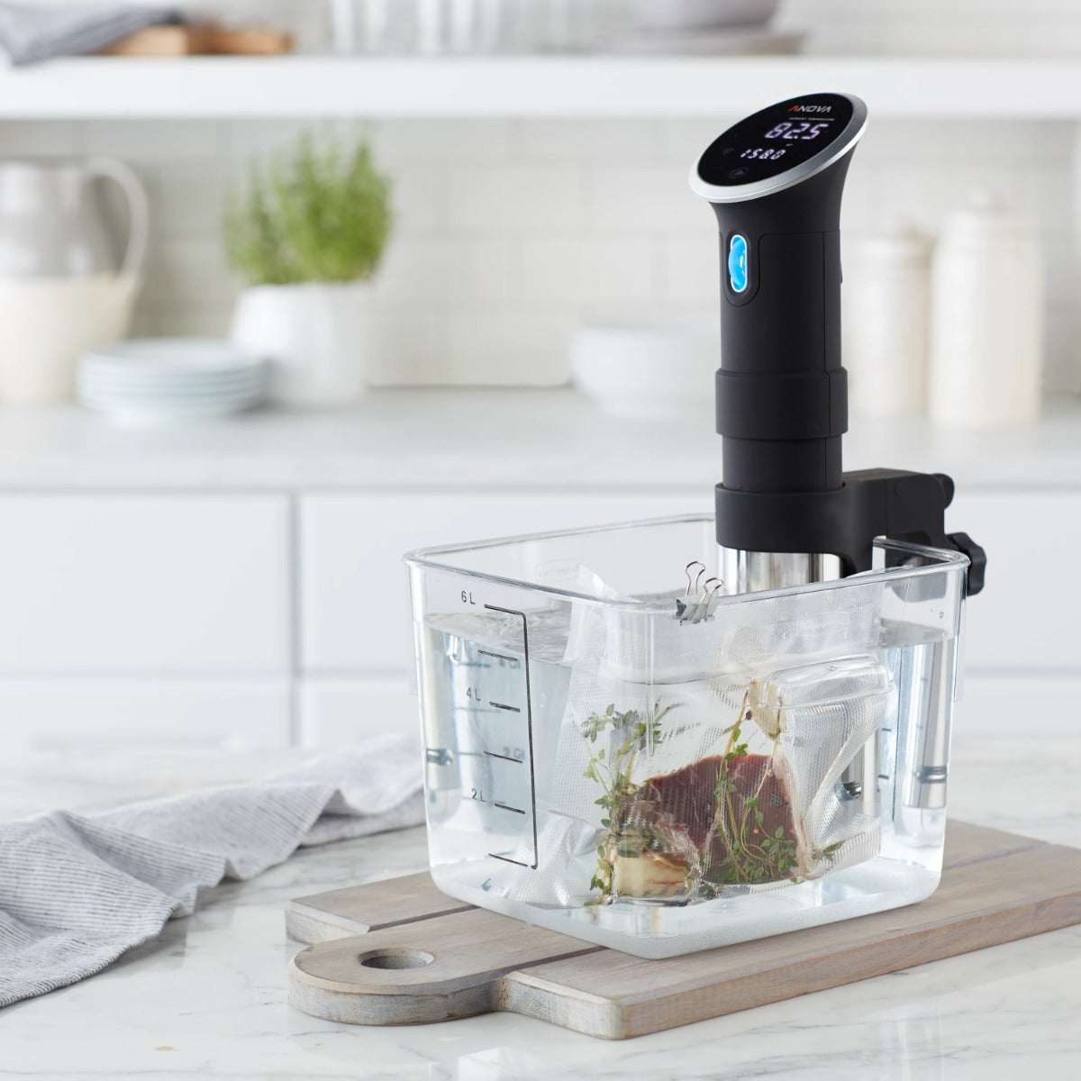 Rubbermaid FG630600CLR Space Saving Polycarbonate Square Food Storage Container 6 Qt. - Clear