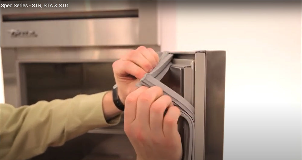 True STR1DT-2HS-HC Spec Series 1-Section 2 Solid Half Door Dual Temp Reach-In Refrigerator / Freezer 27" - 115v