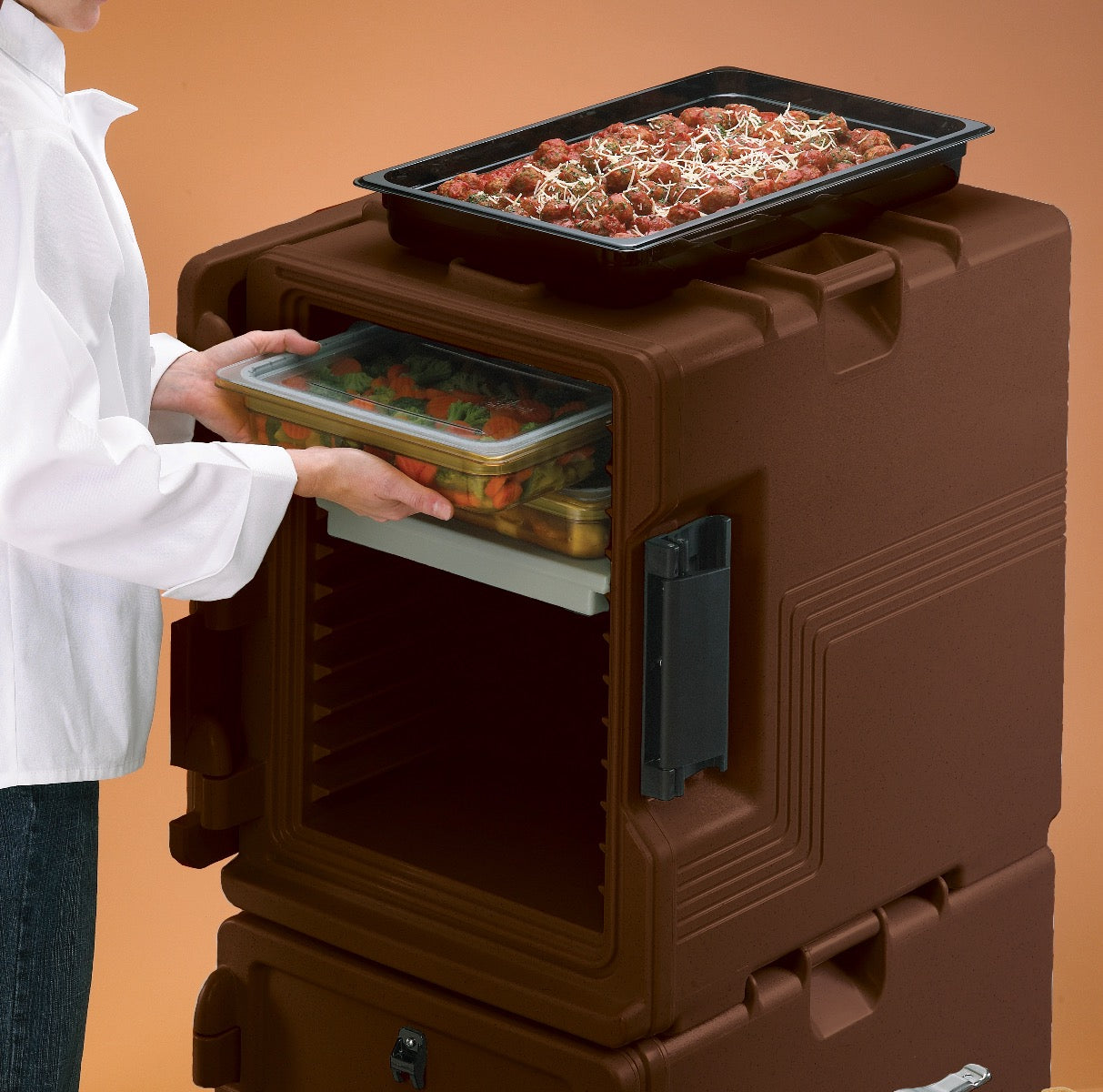 Cambro UPCS400131 Ultra Pan Carrier S-Series Front Loading Insulated Food Pan Carrier with Menu Clip 18" 60 qt. - Dark Brown - (6) Full Size 2-1/2" Deep Pan Capacity