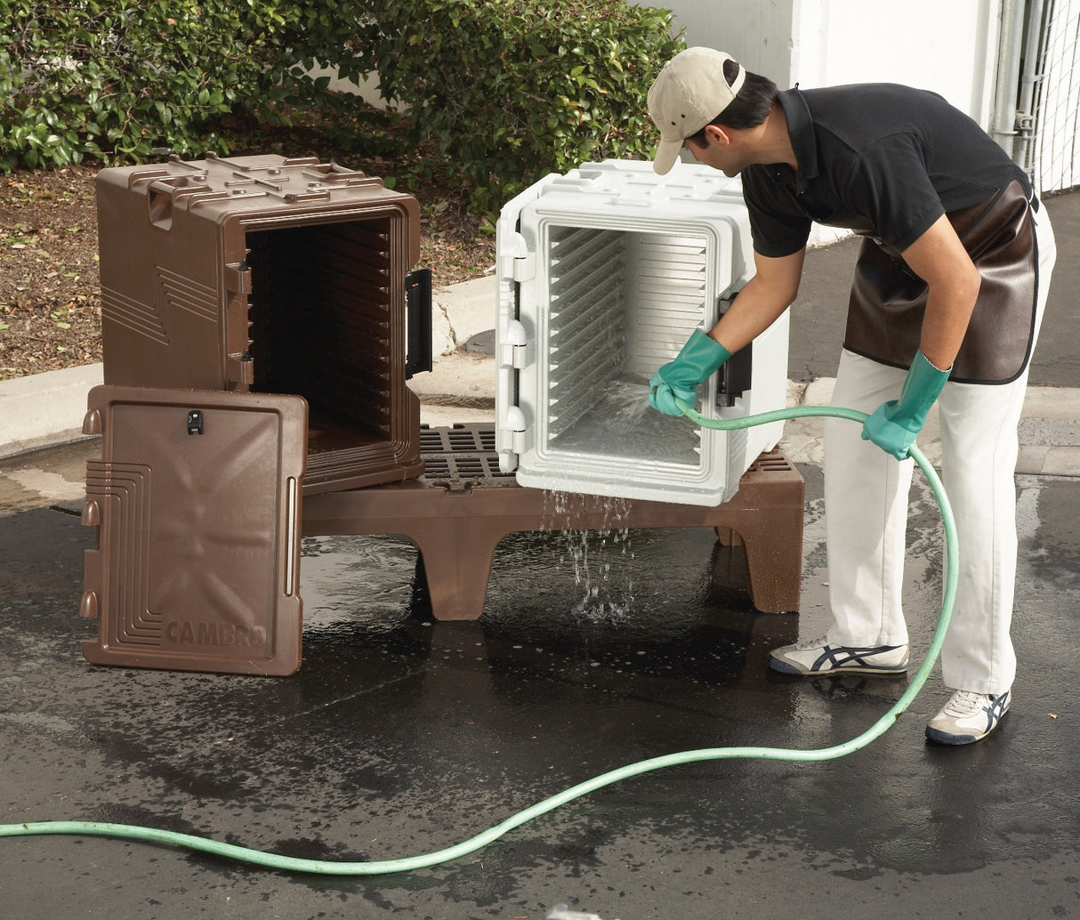 Cambro UPCS400480 Ultra Pan Carrier S-Series Front Loading Insulated Food Pan Carrier with Menu Clip  18" 60 qt. - Speckled Gray - (6) Full Size 2-1/2" Deep Pan Capacity