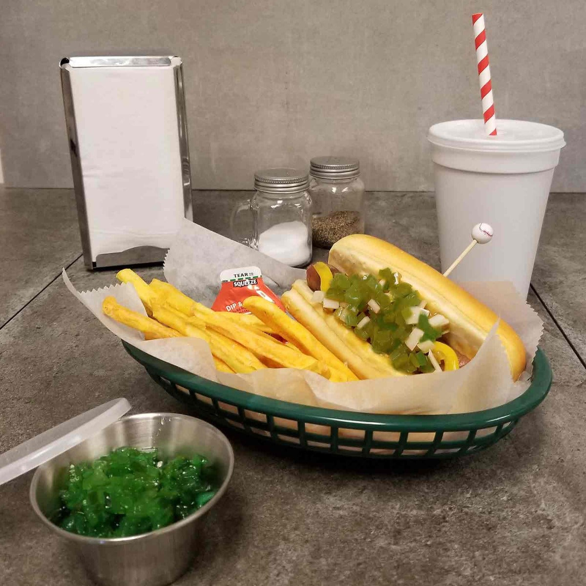 TableCraft 1086FG Texas Polyethylene Oval Platter Basket 12-3/4" x 9-1/2" x 1-1/2"H - Forest Green - 36/Case