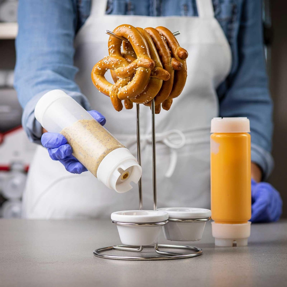 TableCraft 16SV INVERTAtop Dualway First In First Out "FIFO" Squeeze Bottle with 53 mm Opening 16 oz. - 12/Case