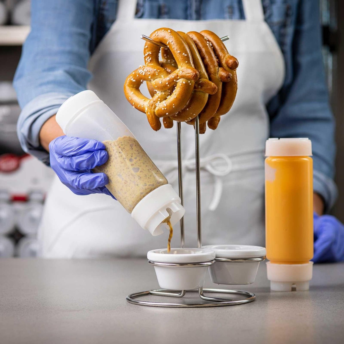 TableCraft 16SV INVERTAtop Dualway First In First Out "FIFO" Squeeze Bottle with 53 mm Opening 16 oz. - 12/Case