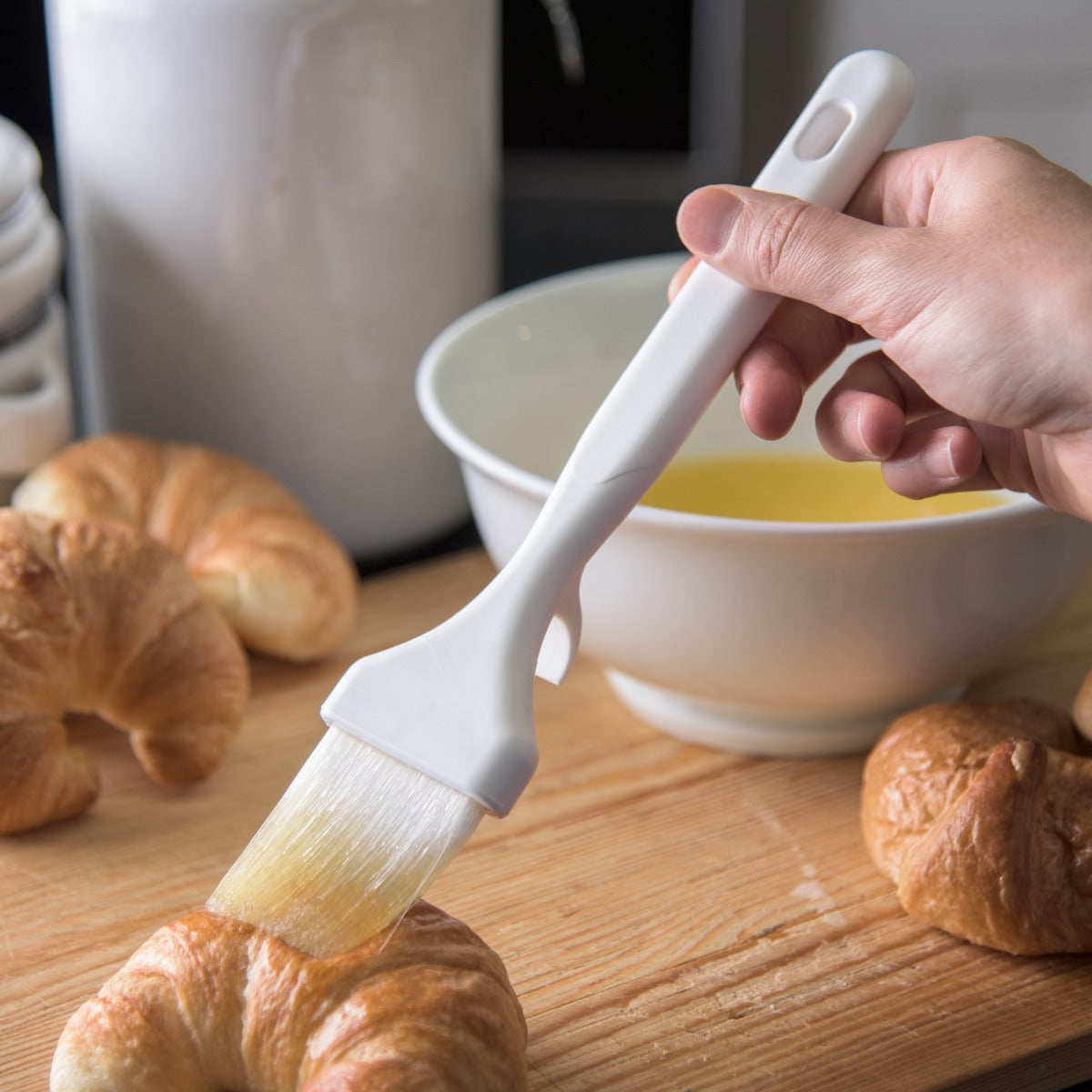 Carlisle 4040102 Sparta Meteor Pastry/Basting Brush with White Nylon and White Plastic Handle 2"