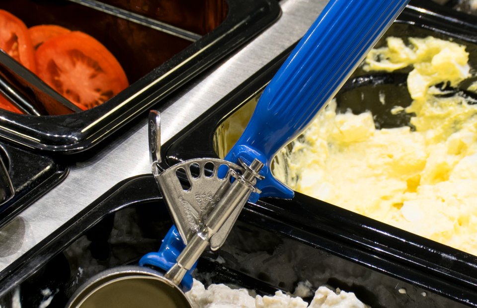 Vollrath 47143 Jacob's Pride Thumb Press Disher with One-Piece Dark Blue Handle 2 oz. - Size 16