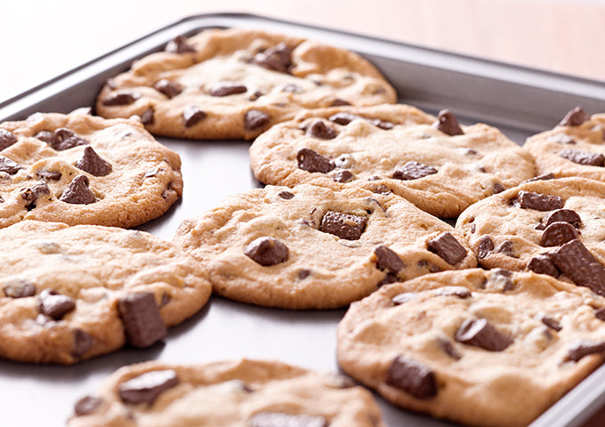 Winco ALXP-1622 19-Gauge Aluminum Closed Bead Rim Bun / Sheet Pan 22" x 16" - 2/3 Size - 12/Case