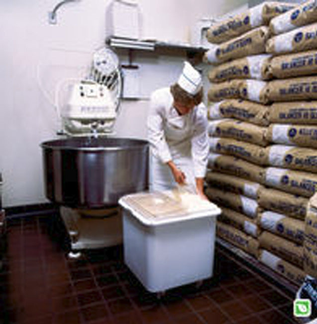 Rubbermaid FG288400CLR Bouncer Plastic Utility Scoop 32 oz. - Clear