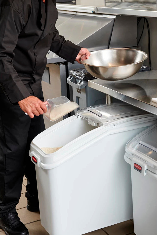 Rubbermaid FG360088WHT ProSave Mobile Slant Front Ingredient Bin with Sliding Hinged Lid & 32 oz Scoop - 400 cup/cap